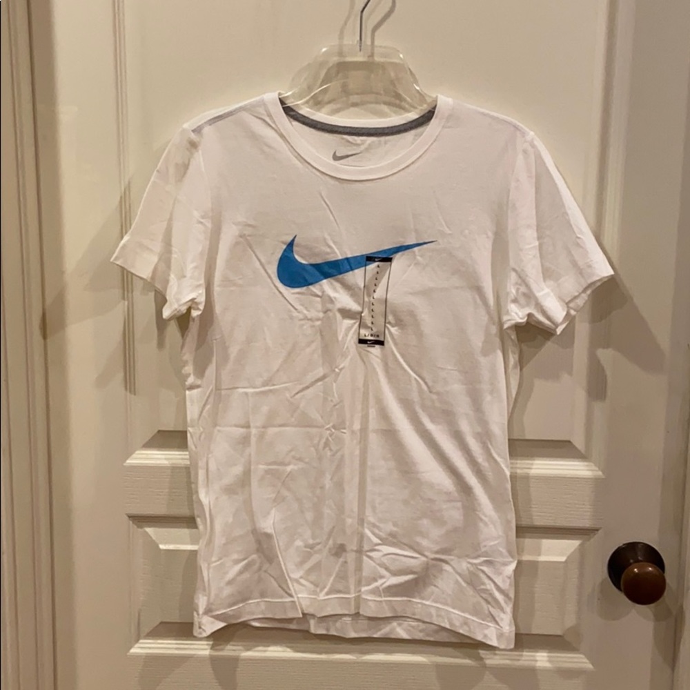 NWT NIKE SLIM FIT TEE